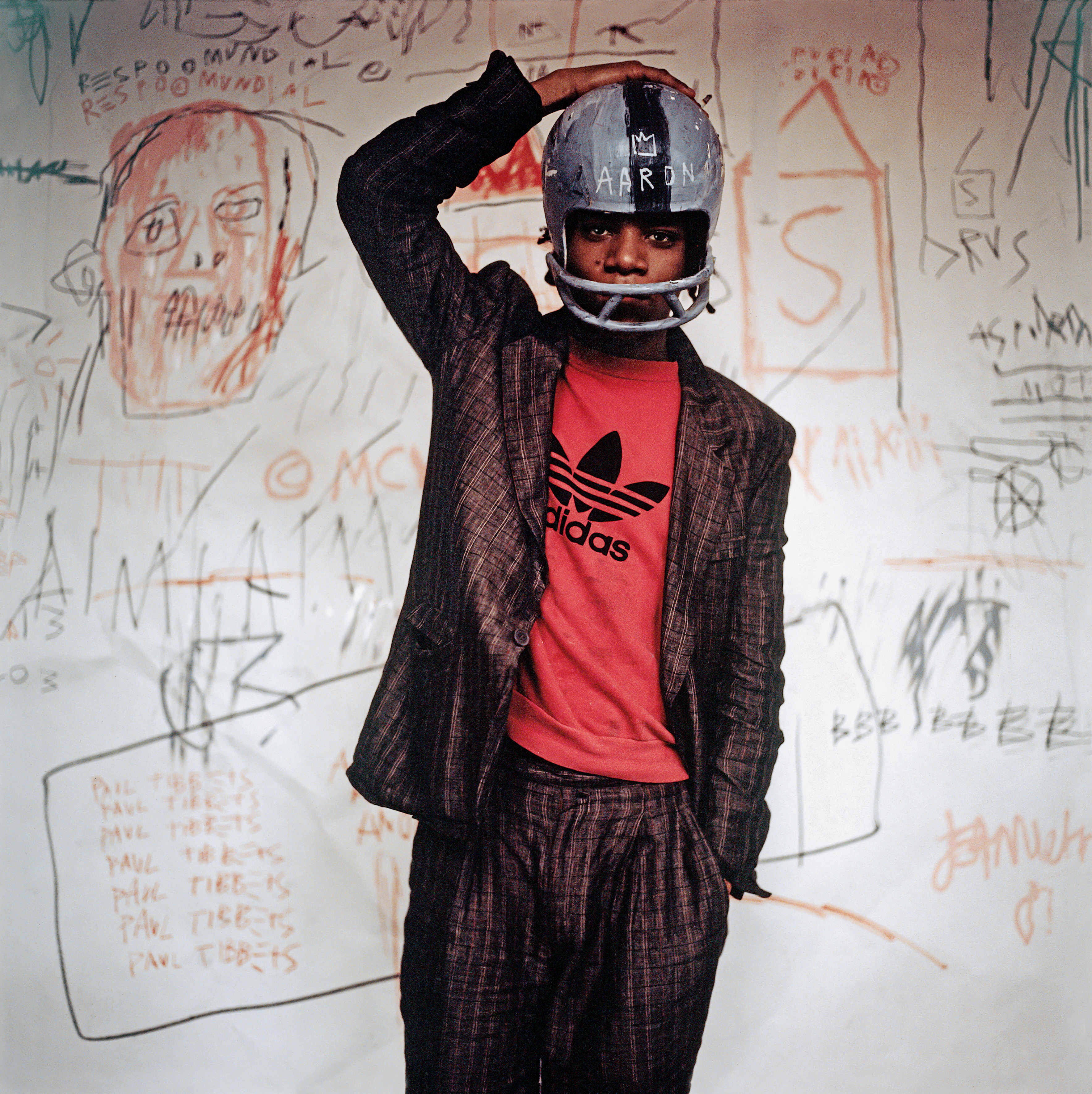 Schirn_Presse_Basquiat_Jean- Michel_Basquiat_wearing_an_American_football_helmet_1981.jpg Edo Bertoglio, Jean-Michel Basquiat wearing an American football helmet, 1981, Photo: © Edo Bertoglio, courtesy of Maripol, Artwork: © VG Bild-Kunst Bonn, 2018 & The Estate of Jean-Michel Basquiat, Licensed by Artestar, New York
